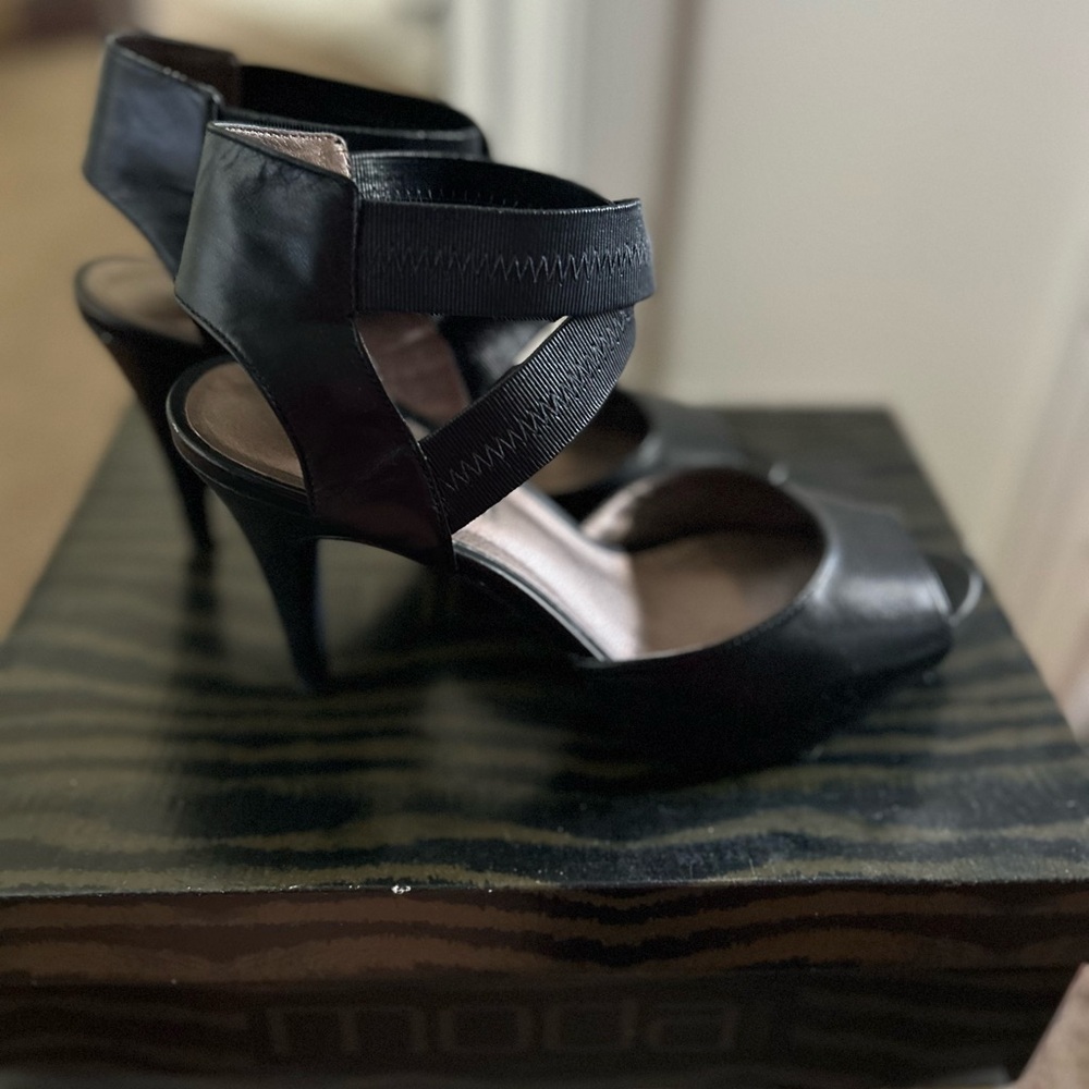 Moda Elegant Black Strappy Heels